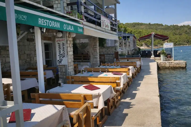 Restoran O'la'la uz more u Stomorskoj