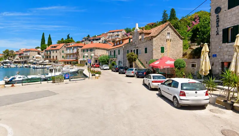 Parkiranje uz rivu u Stomorskoj tijekom ljetnih mjeseci