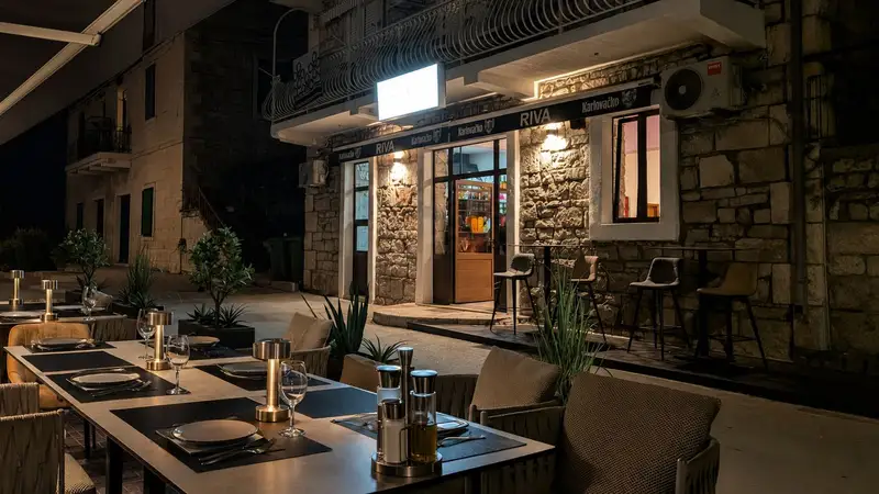 Večernja terasa Pizzerije Riva u Stomorskoj