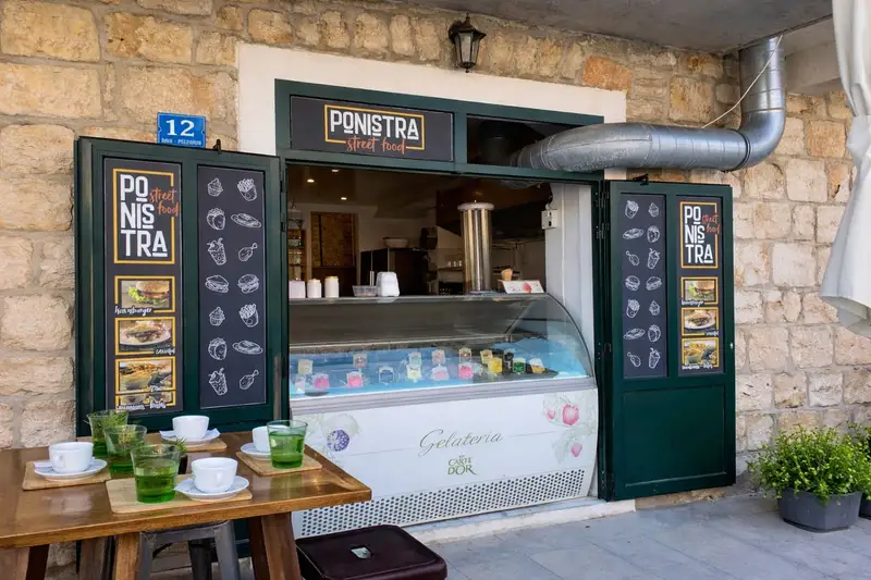 Street Food Ponistra na rivi u Stomorskoj