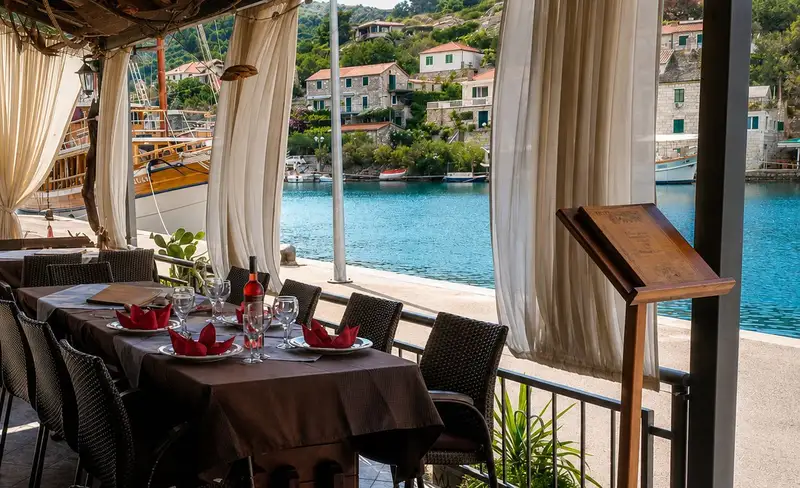 Restoran Komin uz rivu u Stomorskoj