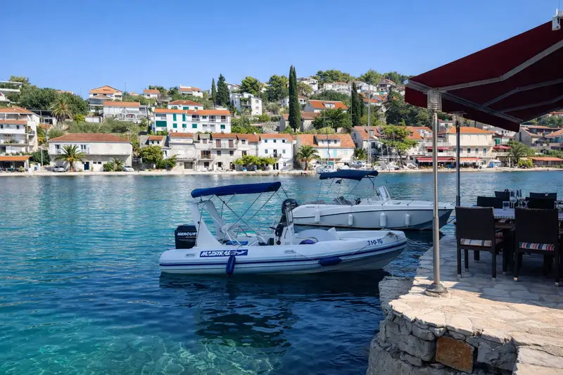 Restoran Turanj uz rivu u Stomorskoj